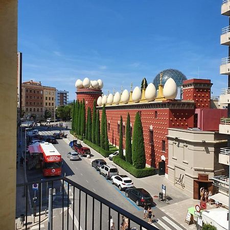 Apartamentos enfrente del Museo Dalí Figueres (Girona) Exterior foto